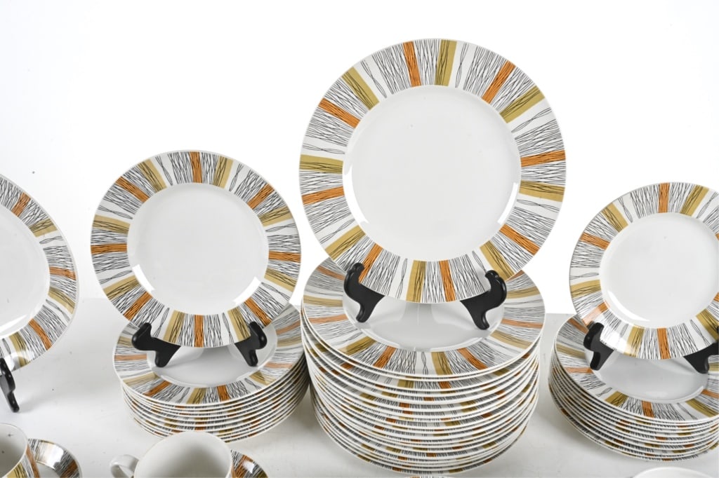 MID-CENTURY STAFFORDSHIRE MIDWINTER DINNER SERVICE (1 of 15)