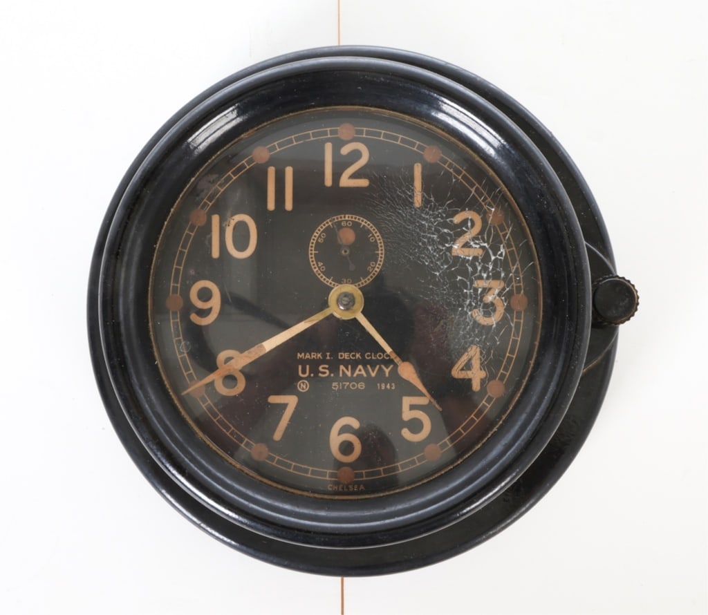 SETH THOMAS WWII US NAVY BAKELITE DECK CLOCK (1 of 11)