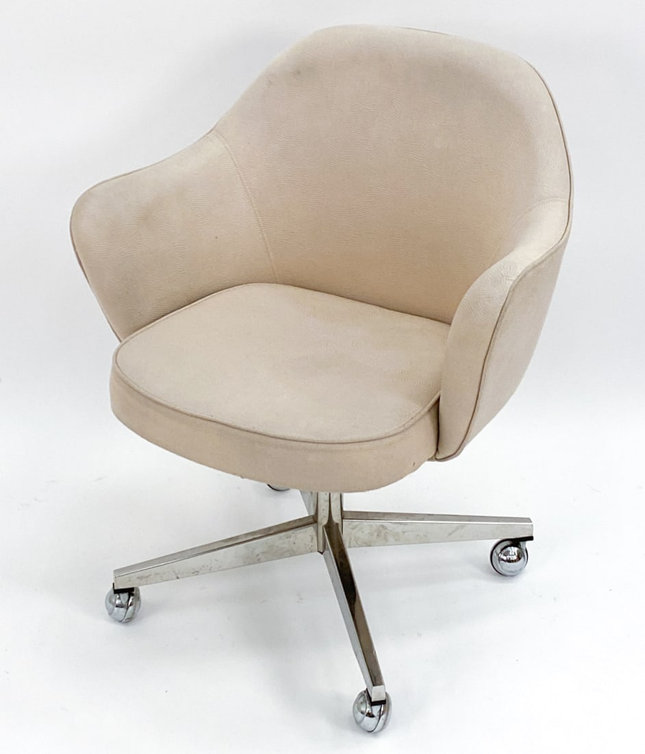 EERO SAARINEN FOR KNOLL SWIVEL CHAIR: Unmarked. Dimensions: H 33.5" x W 26.5" x D 22" x SH 19" Condition: Few light surface marks.