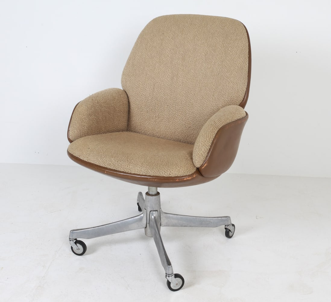 WARREN PLATNER LEATHER & WOOL SWIVEL LOUNGE CHAIR: Dimensions: H 39" x W 29" x D 30" x SH 19.75". Condition: Some rubs to leather, scuffs and scratches. Wear consistent with age and use.