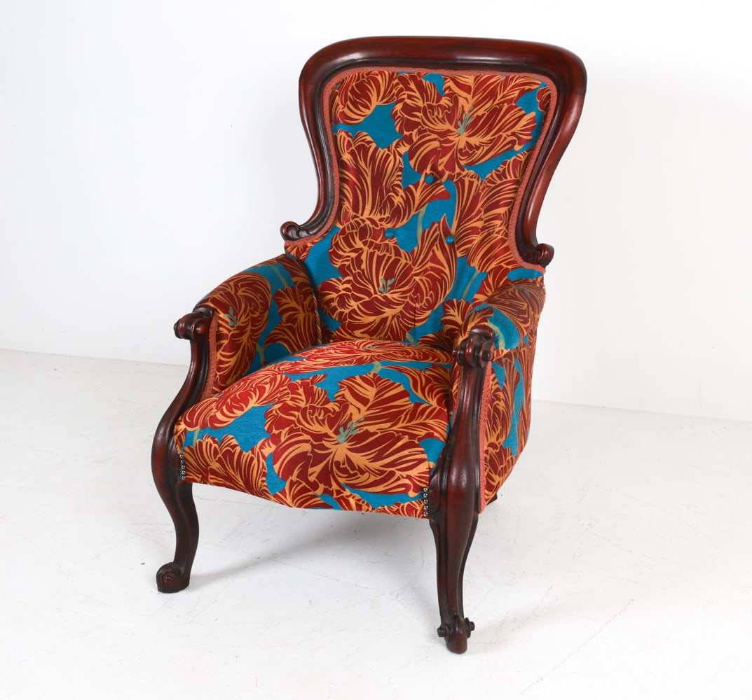 VICTORIAN STYLE MAHOGANY LOUNGE CHAIR: Scrolled legs and carved arm rests. Brass tacks on upholstery. Dimensions: H 40" x W 287" x D 25" Seat height: 16" Condition: Slight scuffs and rubbing on mahogany frame on backing.