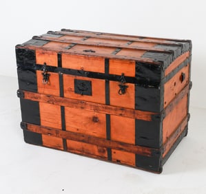 ANTIQUE STEAMER TRUNK