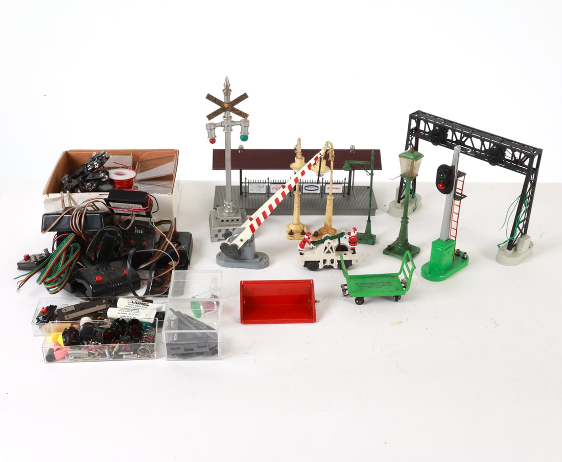 LIONEL MODEL TRAIN ACCESSORIES (1 of 14)