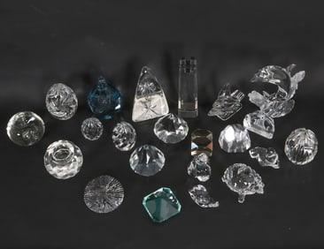 GROUPING OF ART GLASS PAPERWEIGHTS