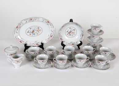 YONG SHENG FLORAL CHINA GROUPING 20TH C.