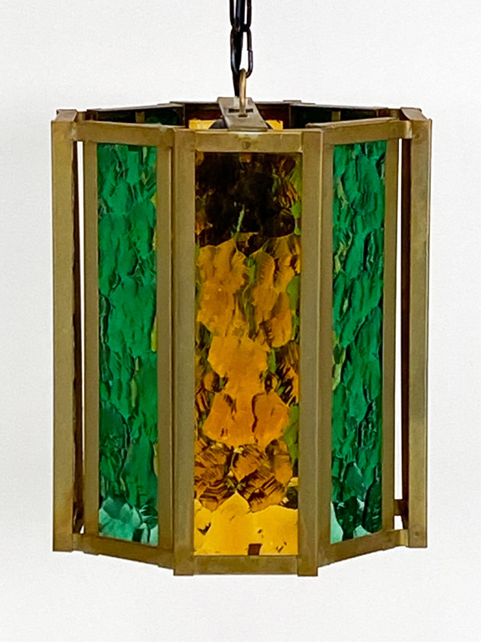 DUTCH BRUTALIST BRASS & GLASS PENDANT LIGHT 1970S: Brass frame with textured, amber and emerald glass. Octagonal form. Dimensions: H (To ceiling cap) H 19" x Dia 7.5" Condition: Tarnishing to brass. Wear consistent with age and use. Untested. PJ033