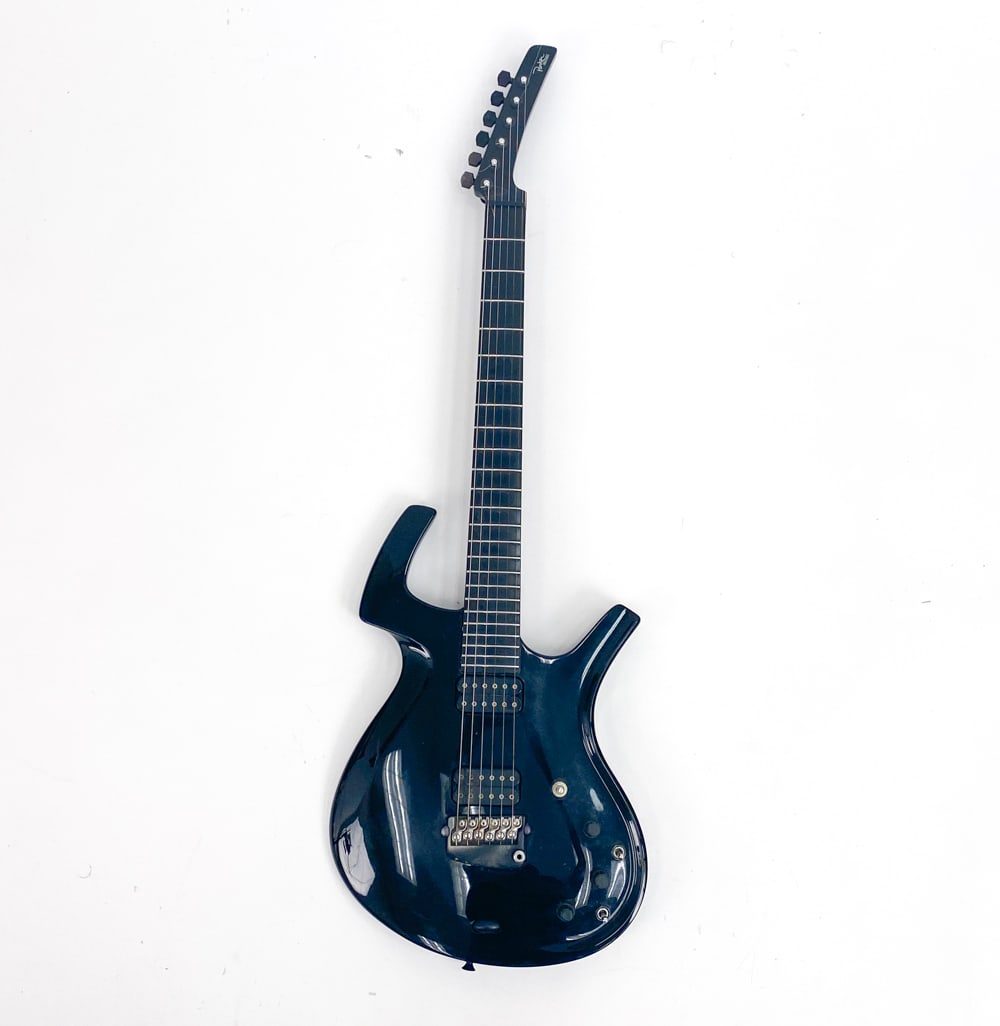 PARKER FLY DELUXE BLACK ELECTRIC GUITAR: #025035BP USA, Lightweight double-cutaway body. Has a carbon-glass-epoxy composite exoskeleton and a carbon neck/fretboard with white oval inlay markers on the side. Condition: Loss near headstock inc