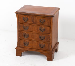 ANTIQUE PETITE GEORGIAN MAHOGANY CHEST OF DRAWERS