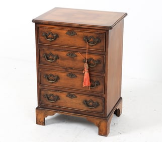 ANTIQUE GEORGIAN STYLE MAHOGANY BACHELORS CHEST