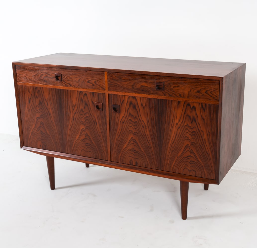 E. BROUER DANISH ROSEWOOD SIDEBOARD C.1960S: Adjustable shelves. Dimensions: H 33.75" x W 53.25" x D 19.75". Condition: Few scuffs and surface scratches on top. Small spots of discoloration inside drawers. Wear consistent with age and use. DMN05