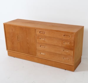 POUL HUNDEVAD DANISH OAK SIDEBOARD C. 1960S
