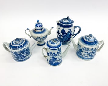GROUPING OF CHINESE BLUE & WHITE TEAPOTS