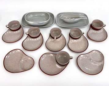 MID-CENTURY POTTERY GROUPING INCL RUSSEL WRIGHT