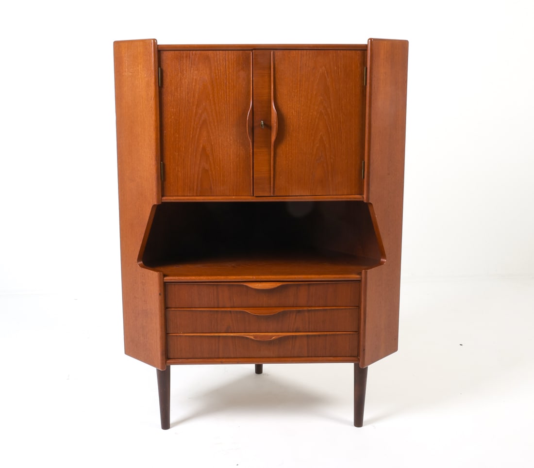 ATTR. GUNNI OMANN DANISH TEAK CORNER BAR CABINET (1 of 13)