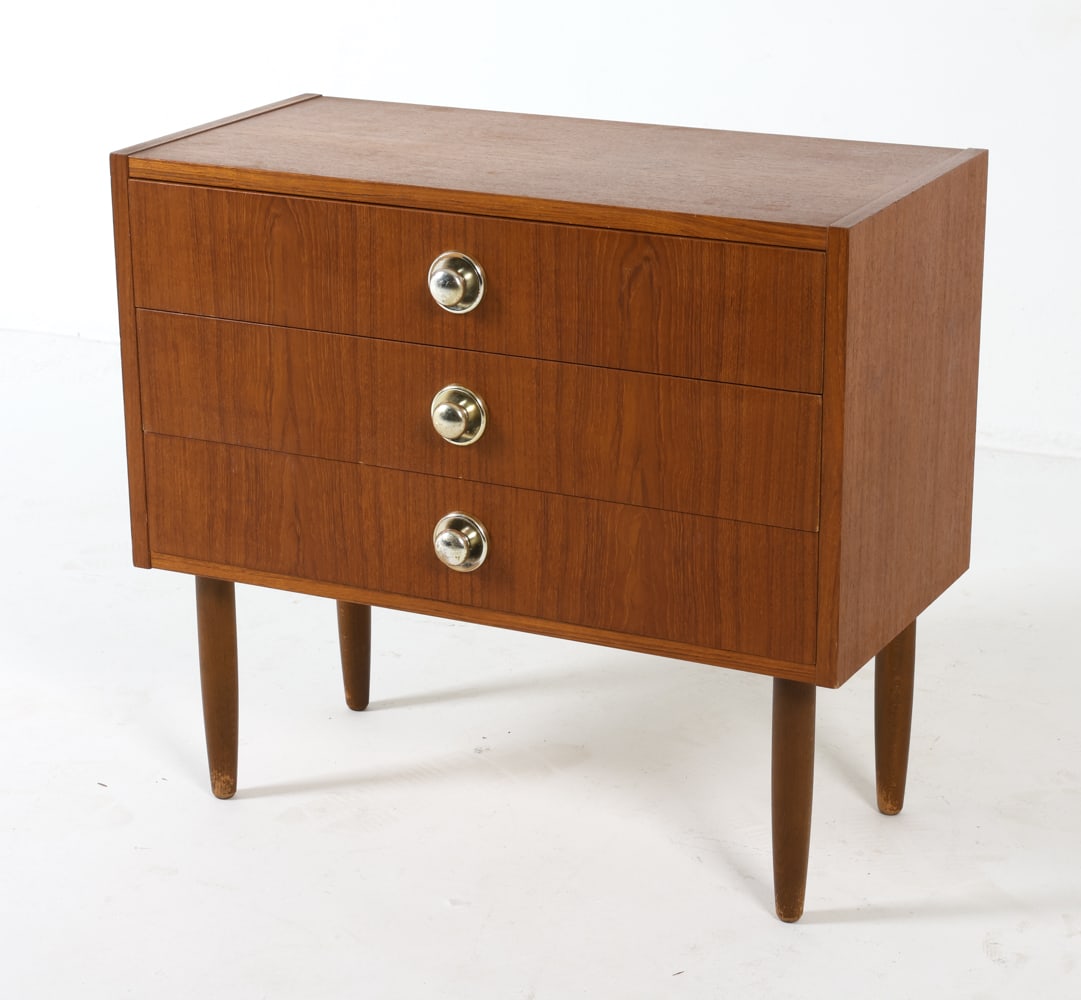 MID-CENTURY DANISH TEAK CHEST OF DRAWERS C. 1960S: Indistinct label to backside. Dimensions: H 22.5" x W 25" x D 12" Condition: Scattered marks to handles. Minor dings and scuffs. Wear consistent with age and use. GCD115