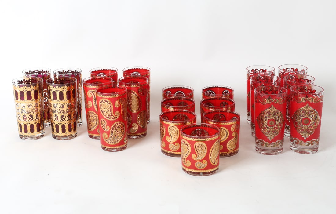 CULVER STARLYTE 22K GILT DRINKWARE GLASSES: 15 Highball and 7 old fashioned glasses with 22k gilt patterns. Dimensions: (taller) H 5.5" x Dia. 3" Condition: Scattered loss and rubbing to gilt patterns throughout. Wear consistent with age and us