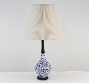 VINTAGE CHINESE PORCELAIN VASE LAMP