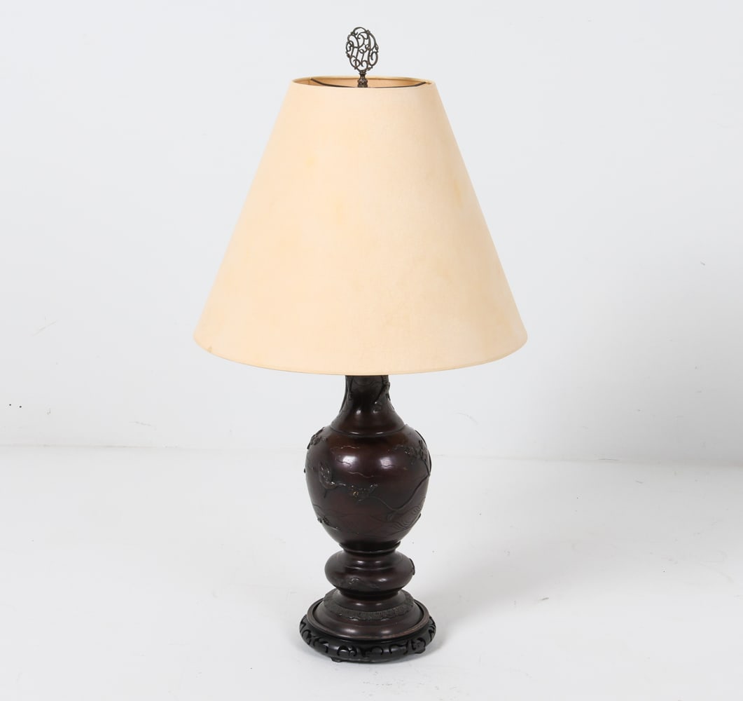 ANTIQUE CHINESE BRONZE VASE MOUNTED AS A LAMP (1 of 15)