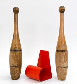GROUPING INCL. JUGGLING PINS & BOOKEND