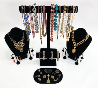 GROUPING OF COSTUME JEWELRY