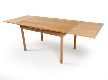 MID-CENTURY DANISH OAK EXPANDING DINING TABLE