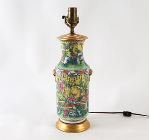 CHINESE FAMILLE ROSE PORCELAIN TABLE LAMP