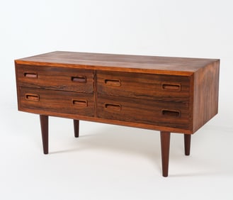 HUNDEVAD ROSEWOOD LOW CHEST OF DRAWERS C. 1960S