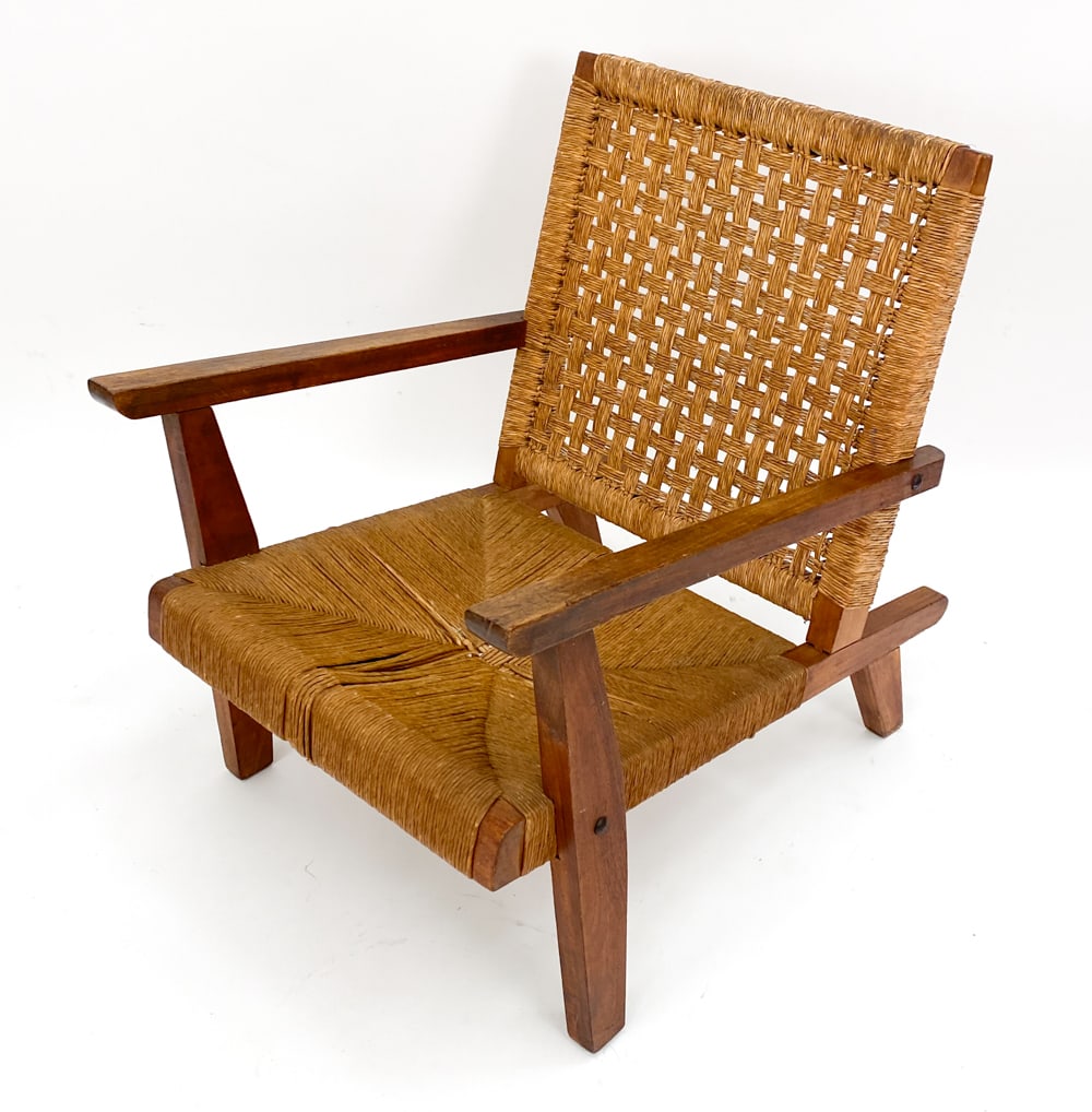 CLARA PORSET STYLE MUEBLES AUSTIN LOUNGE CHAIR: Knock-down lounge chair with arms in solid carved pine with a woven plasticized palm seat and back, in the manner of Clara Porset, produced by Muebles Austin of Mexico City, 1950?s. Dimensions: H 30"