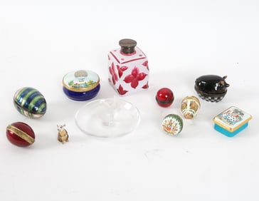DECORATIVE GROUPING INCL MINIATURE ENAMEL BOXES