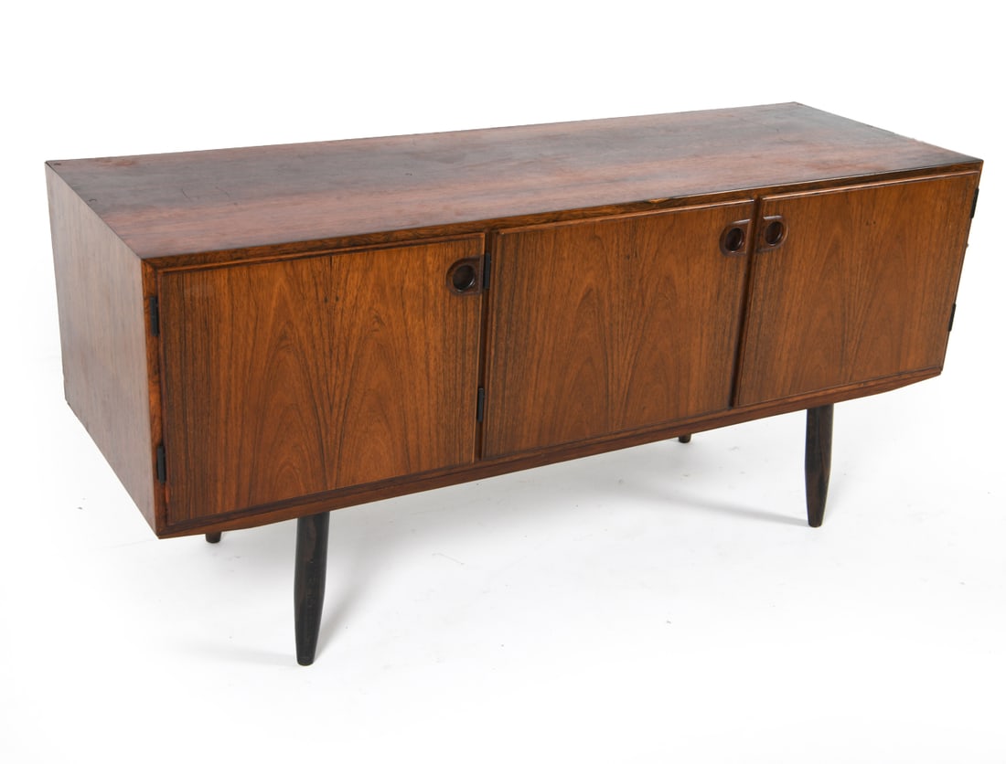 SVEND ELLEKAER DANISH ROSEWOOD SIDEBOARD C. 1960S: Adjustable shelves. Dimensions: H 28" x W 59" x D 20". Condition: Few light surface scratches. Wear consistent with age and use. JBN 059