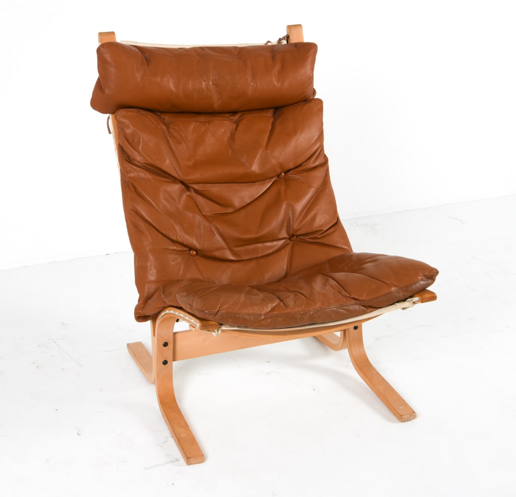 INGMAR RELLING SIESTA LEATHER LOUNGE CHAIR C. 1970: For Westnofa. Beech bentwood frame with tan leather cushion. Norway, circa 1970s. Dimensions: H 38.5" x W 25.5" x D 33" x SH 17.25"> Condition: Few scuffs and rubs to leather, mostly on seat. Minor ru