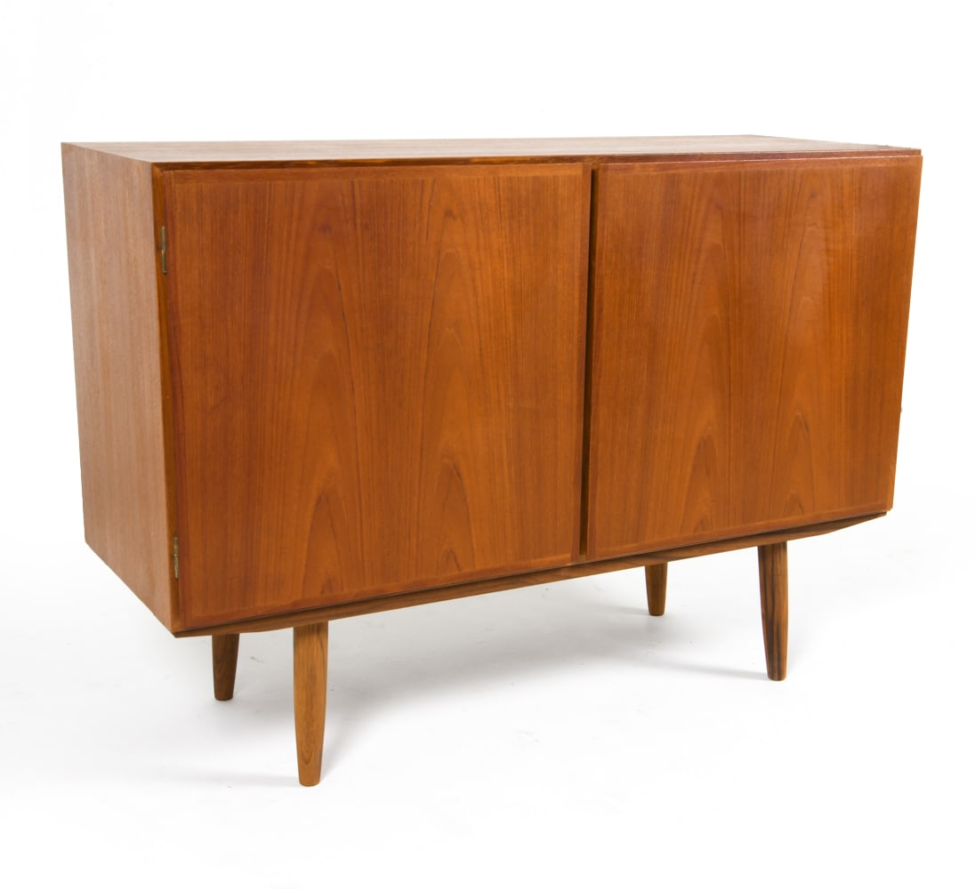 OMANN JUN MODEL 4 DANISH TEAK SIDEBOARD C. 1960S: Adjustable shelves and removable drawers. Felted drawers. Apparently untagged. Dimensions: H 33.5" x W 47.5" x D 17". Condition: Few small dings and scuffs. Wear consistent with age and use. JBN 127