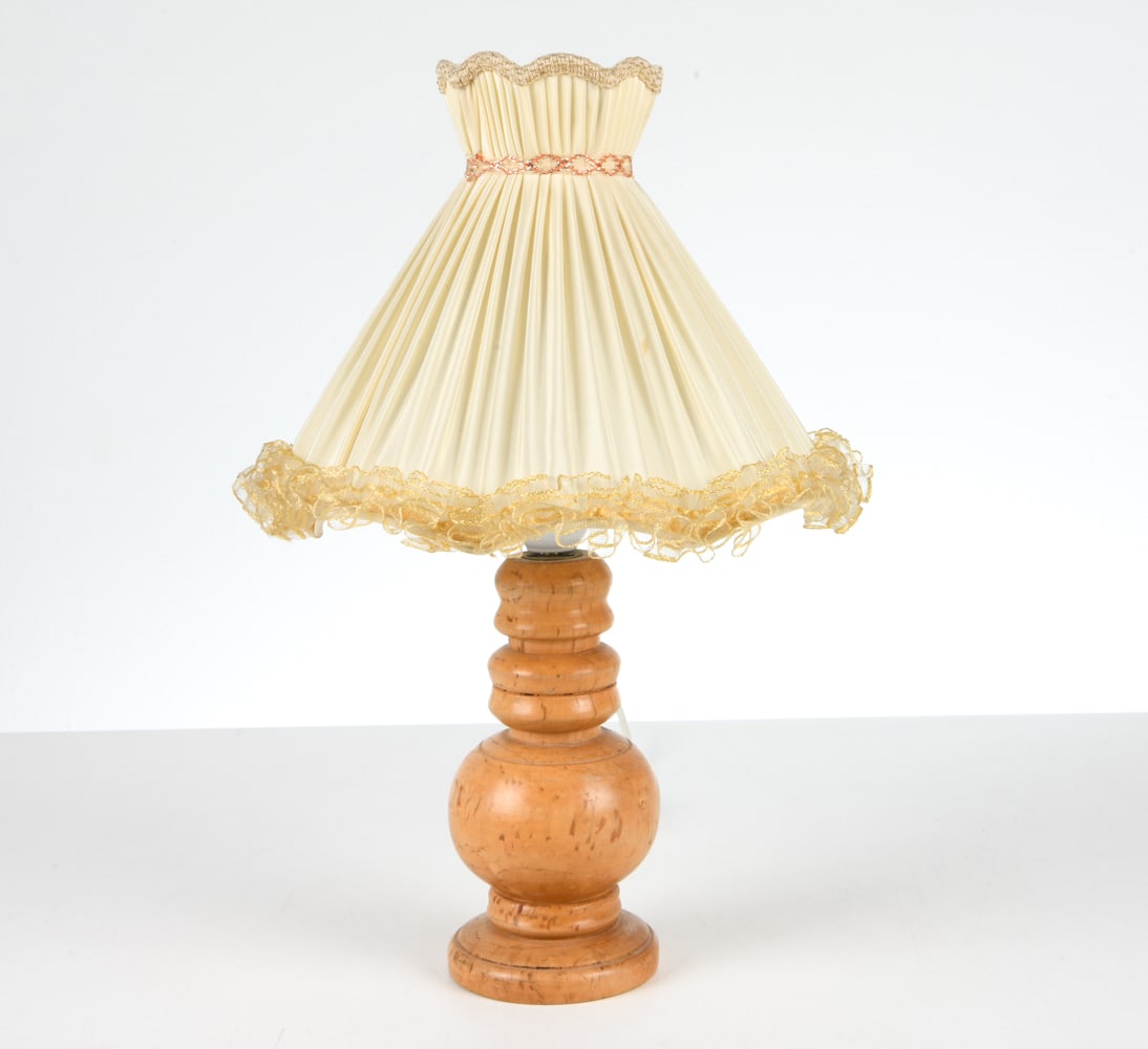 SWEDISH TURNED BRICH WOOD TABLE LAMP: With silk tufted shade with ruffled edges. Dimensions: H 15.5" x Dia 10" Condition: Slight scattered marks. Minor blemishes to shade. Cut wire, untested. Presents well overall.