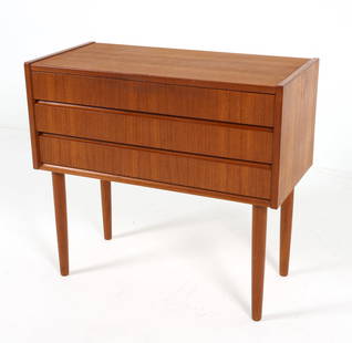 MID-CENTURY DANISH TEAK CHEST OF DRAWERS C. 1960S: Stamped with 'kund' and 'Erik' to backside. Dimensions: H 24.25" x W 26.75" x D 13" Condition: Scattered nick and dings to edges. Losses to drawer interior lining. Aged perfume scent to drawers. Wear