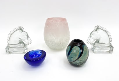 GROUPING OF DECORATIVE ART GLASS