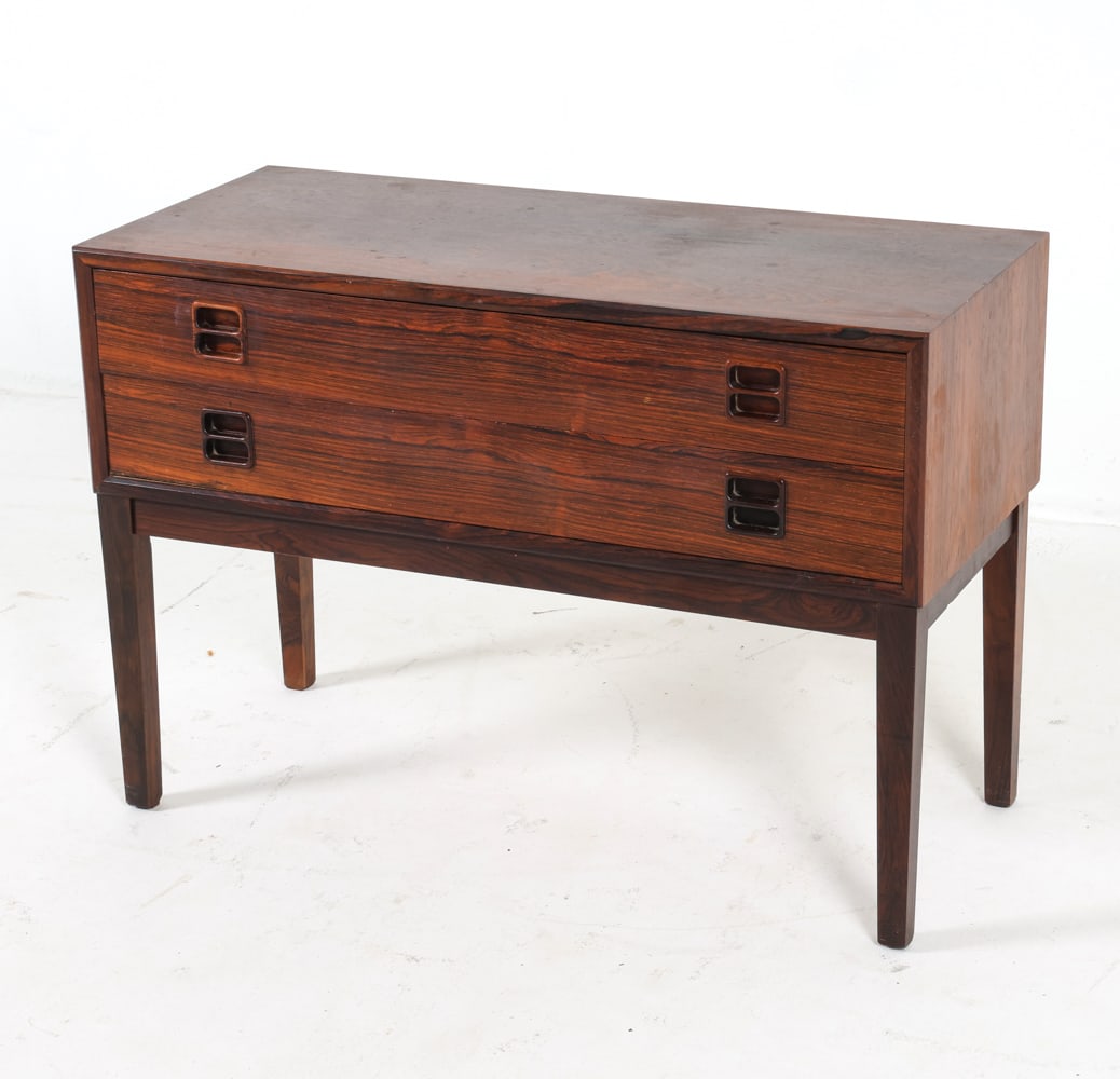 ARNE VODDER STYLE DANISH TEAK SIDEBOARD C. 1960S: Adjustable shelves. Dimensions: H 44.5" x W 55.25" x D 17.75". Condition: Scuffs and scratches to top. Crack along top front edge. Wear consistent with age and use. PER E054