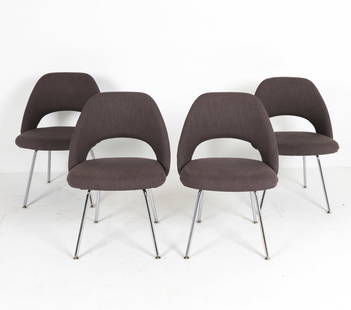(4) SAARINEN FOR KNOLL EXECUTIVE SIDE CHAIRS: Gray-tone wool upholstery. Dimensions: H 31" x W 22.5" x D 18", SH 18" Condition: Minor blemishes to upholstery. Presents well overall.
