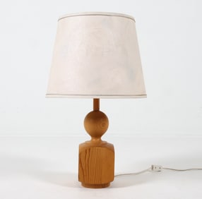 SWEDISH TURNED PINE TABLE LAMP C. 1970S