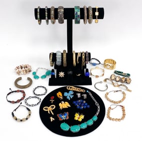 GROUPING OF COSTUME JEWELRY