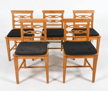 (5) SCANDINAVIAN PINE DINING CHAIRS 20TH C.: Pine dining side chairs with carved detail to back spats. Dimensions: H 31.5" x W 18" x D 15.5" x SH 17.5". Condition: Minor scratches and small dings throughout. Wear consistent with age and use.