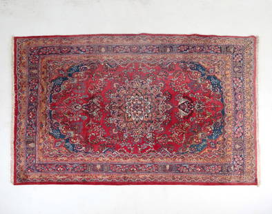 LARGE PERSIAN WOOL RUG: Dimensions: L 116" x W 80.5" Condition: Moderate fun fading to edges. Discoloration to fringe and pile. Fraying to edges and minor loss to pile. Cleaning recommended. Wear consistent with age and use.