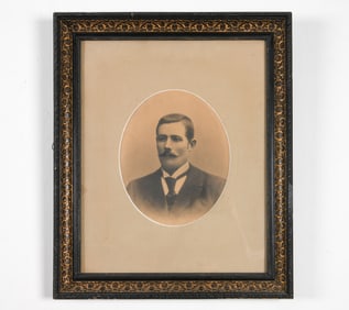 ANTIQUE PHOTO PORTRAIT OF A GENTLEMAN