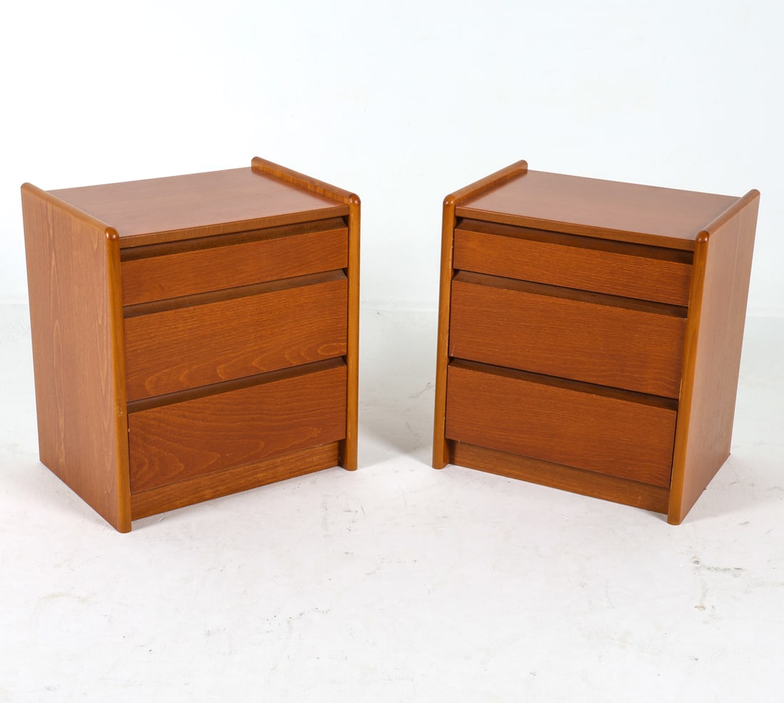 PAIR OF DANISH TEAK NIGHTSTAND CHESTS C. 1970S (1 of 14)