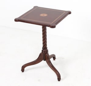 GEORGIAN STYLE WALNUT TILT TOP SIDE TABLE