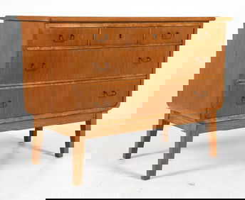 MID-CENTURY SCANDINAVIAN OAK CHEST OF DRAWERS