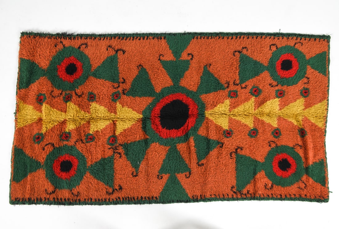 20TH CENTURY TURKISH KILIM RUG: Dimensions: L 84.5" x W 46" Condition: Moderate discoloration to wool. Fraying to edges. Cleaning recommended. Wear consistent with age and use. CLA029