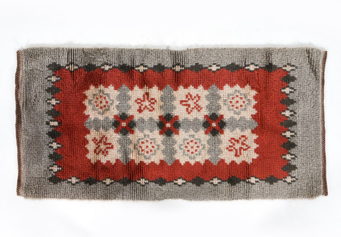 VINTAGE TURKISH WOOL RUG: Dimensions: L 60" x W 29.5" Condition: Light sun fading. Cleaning recommended. Presents well overall. CLA023