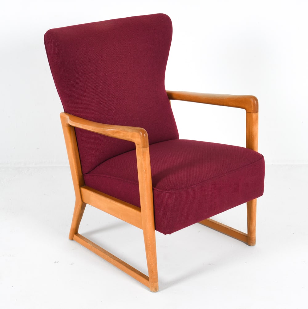 SOREN HANSEN FRITZ HANSEN LOUNGE CHAIR: Red-tone wool upholstery with open beech armrests. Dimensions: H 35" x W 26.5" x D 24", SH 17" Condition: Moderate rubbing and sun fading to armrests. Scattered blemishes to seat. Scuffs and nicks to
