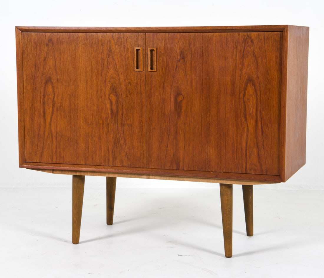 MID-CENTURY DANISH TEAK CREDENZA CABINET C. 1960S: With adjustable shelves. Dimensions; H 31.5" x W 39.25" x D 17" Condition: Rubbing and marks to surface finish. Presents well overall. DDE C
