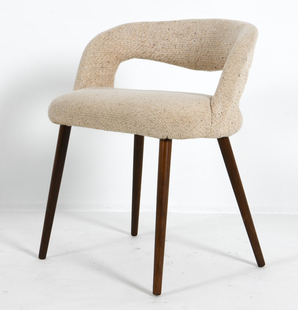 FRODE HOLM WOOL DINING CHAIR C. 1960S: White-tone wool upholstery with teak legs. Dimensions: H 26.5" x W 23" x D16.5", SH 18" Condition: Indentation to seat cushion. Light blemishes to backing. Wear consistent with age and use. DDE C